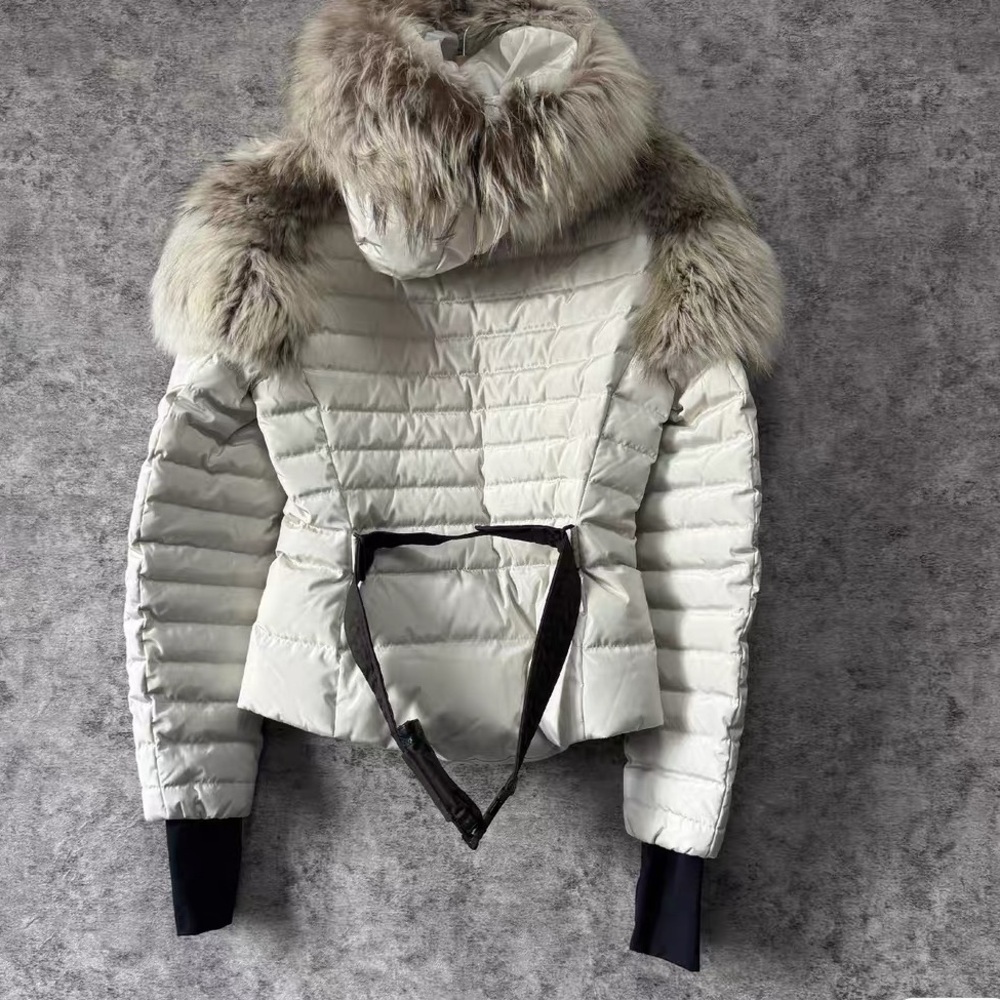 🚩steal Authentic Moncler White and Gray Fur-Trimmed Puffer Jacket - Picture 2 of 6